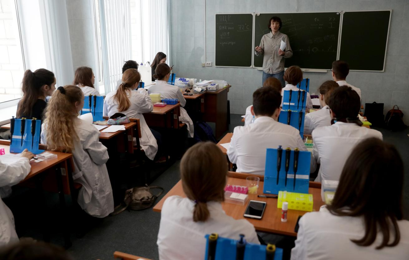 ВШЭ: доля переходящих в 10-й класс школьников стала минимальной с 2000 года