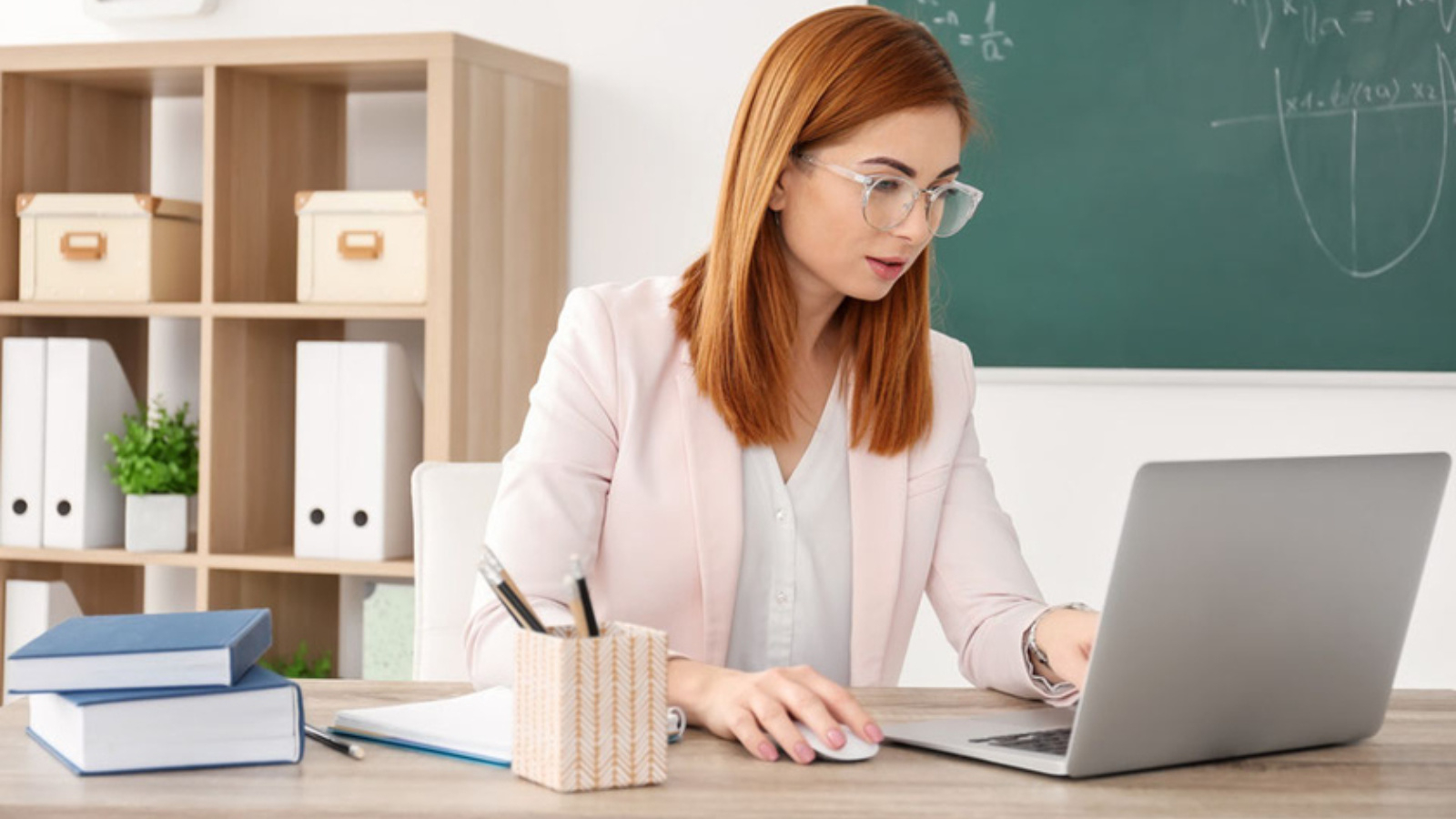 15 тысяч школьных учителей за два месяца обучат работе с ИИ