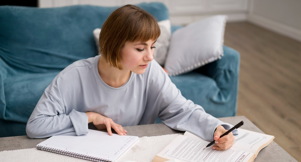В Госдуме предложили снять с учителей обязанность проверять тетради дома